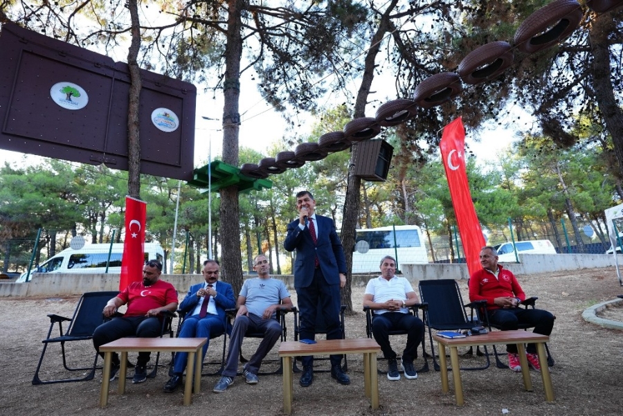 Fadıloğlu, spor lisesi öğrencilerini ve ailelerini kampta ağırladı  