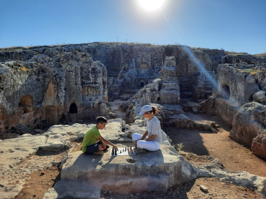 Adıyaman’ın tarihi mekan ve sokaklarında satranç var  