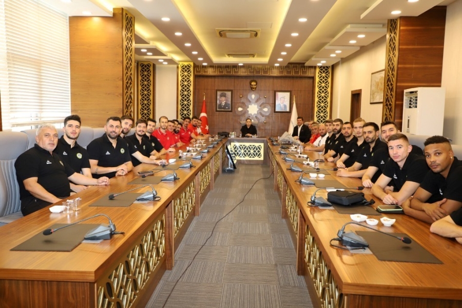 Cizre Belediye Spor Takımından Kaymakam Demir’e ziyaret