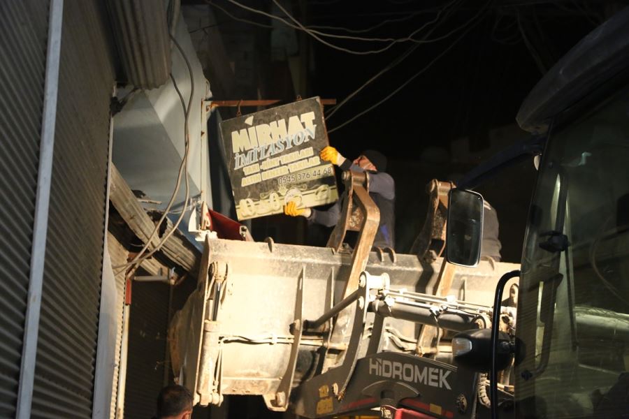 Cizre Belediyesi görüntü kirliliği oluşturan Tabela ve Saçakları sökmeye başladı