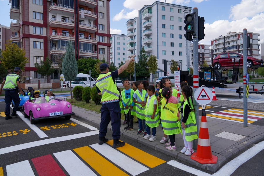 Diyarbakır’da 250 öğrenciye uygulamalı trafik eğitimi 