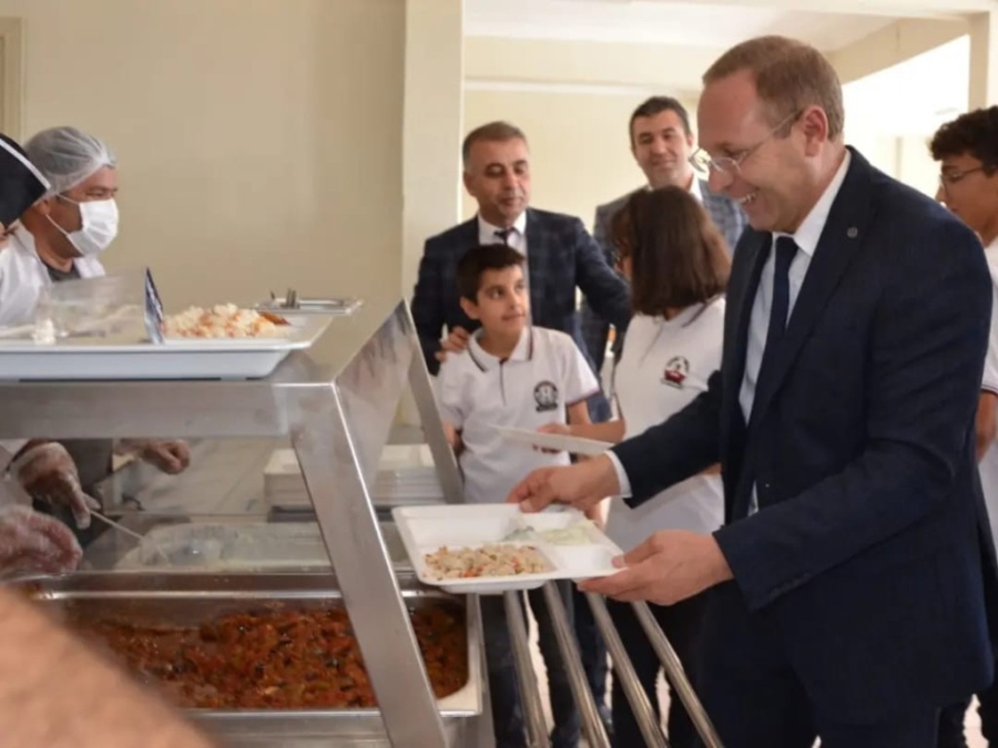 Milli Eğitim Müdürü Tetik, Silopi’de müdürlerle toplantı yaptı, öğrenciler ile yemek sırasına girdi  