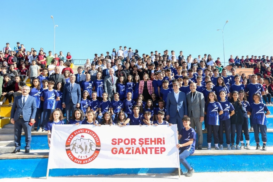 ‘Spor Şehri’nin okullarına spor malzemesi desteği