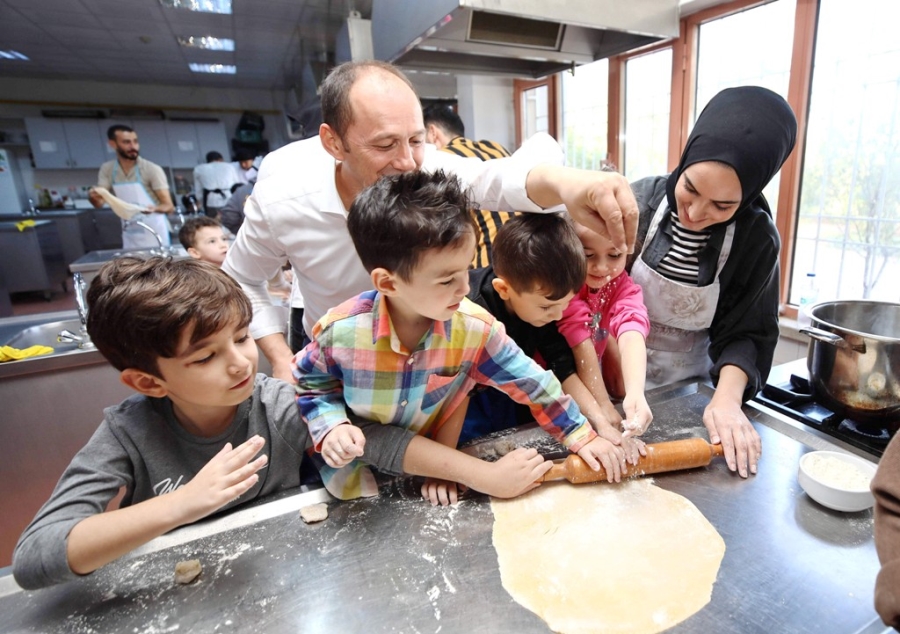 Kreş öğrencileri makarna yaptı  