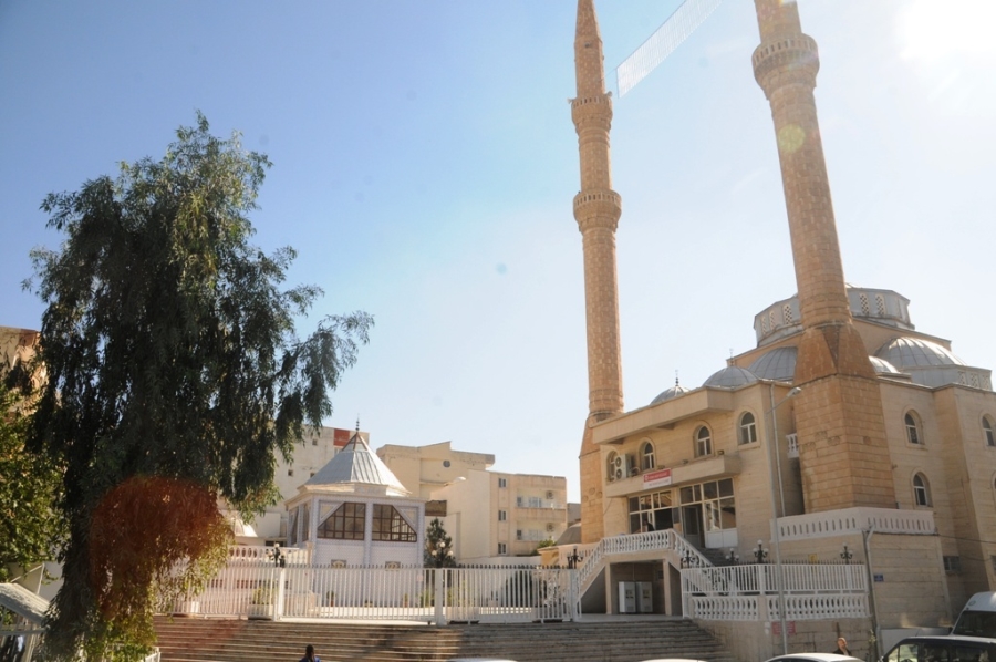 Hayırsever İş İnsanı,Nuh Peygamber Türbesi ve Camisinin yer aldığı