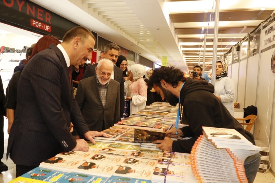 Siirt'te 120 yayınevinin katılımıyla başlayan fuar okurlarıyla buluştu