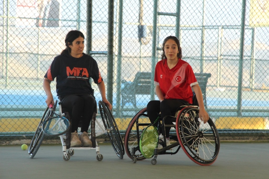 Engelleri aşıp tavsiye üzerine başladıkları tenis hayatları oldu 