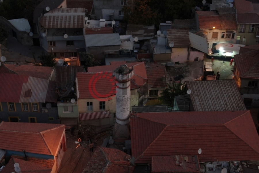 Depremde yıkılan minare havadan görüntülendi