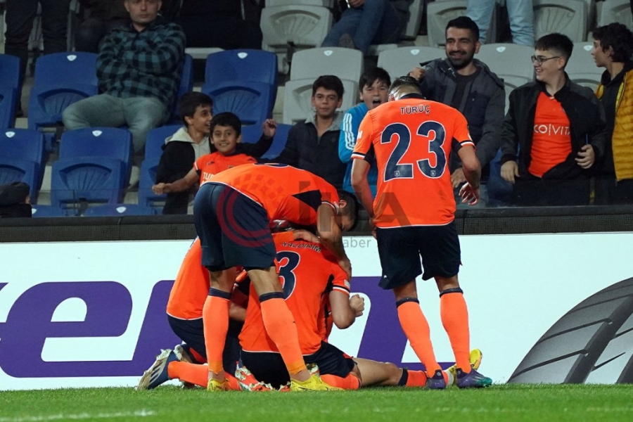 Başakşehir lider olarak son 16'da!