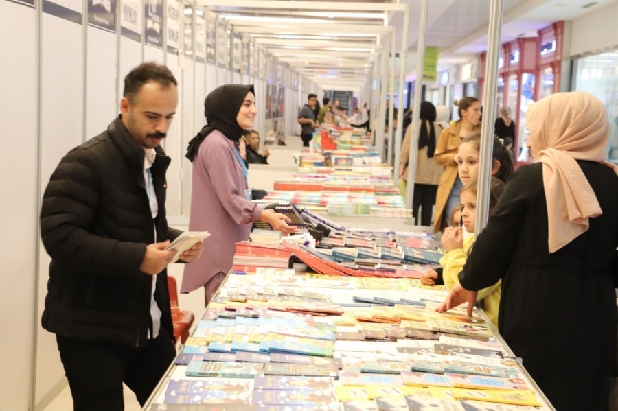 Siirt Kitap Fuarı'na her kesimden yoğun ilgi  