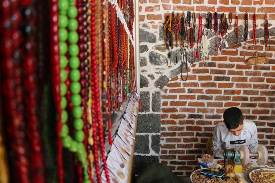 14 yaşındaki ustanın elinden çıkan tespihler dünyanın dört bir yanına ihraç ediliyor 