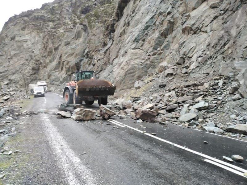 ŞIRNAK’TA HEYELAN: KAYA PARÇALARININ DÜŞTÜĞÜ YOL TRAFİĞE KAPANDI