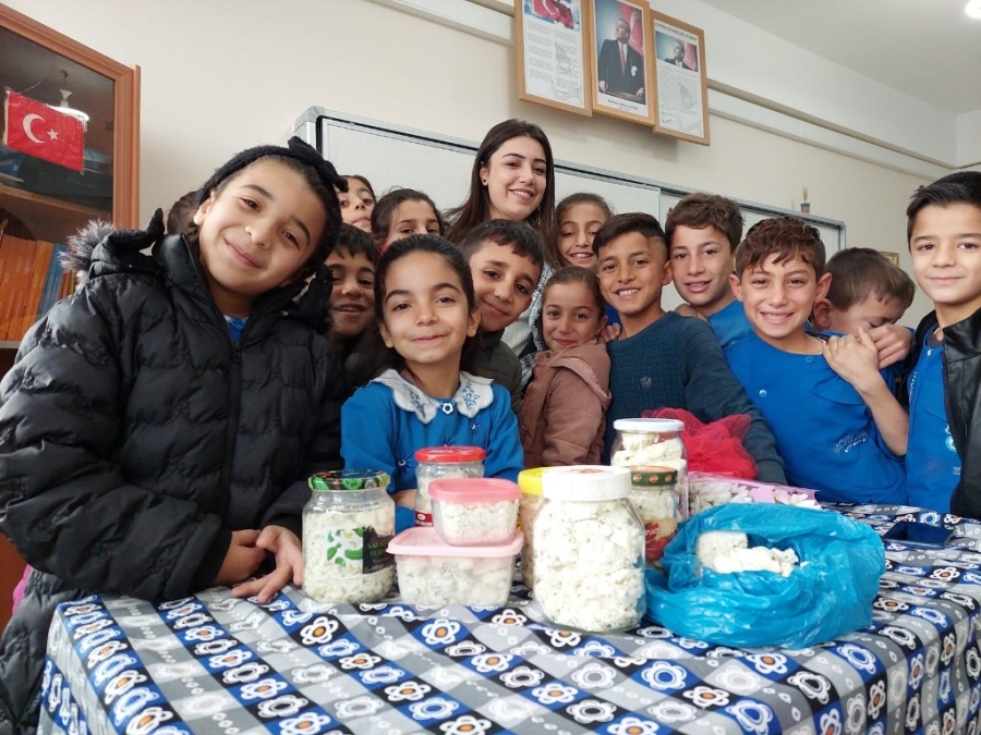 Siirtli çocuklardan öğretmenlerine yöresel peynirle kutlama: Hem gülümsetti, hem duygulandırdı