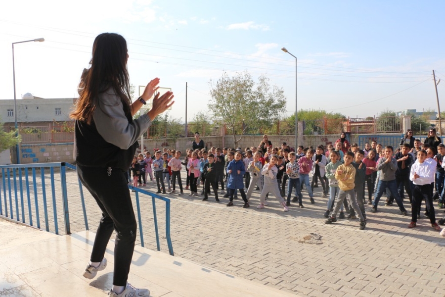 Silopili öğrenciler sabah derslerine müzik eşliğinde başlıyorlar  