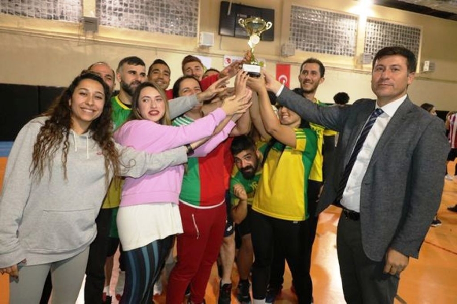 Cizre’de 32 takımın yarıştığı voleybol turnuvası sona erdi  