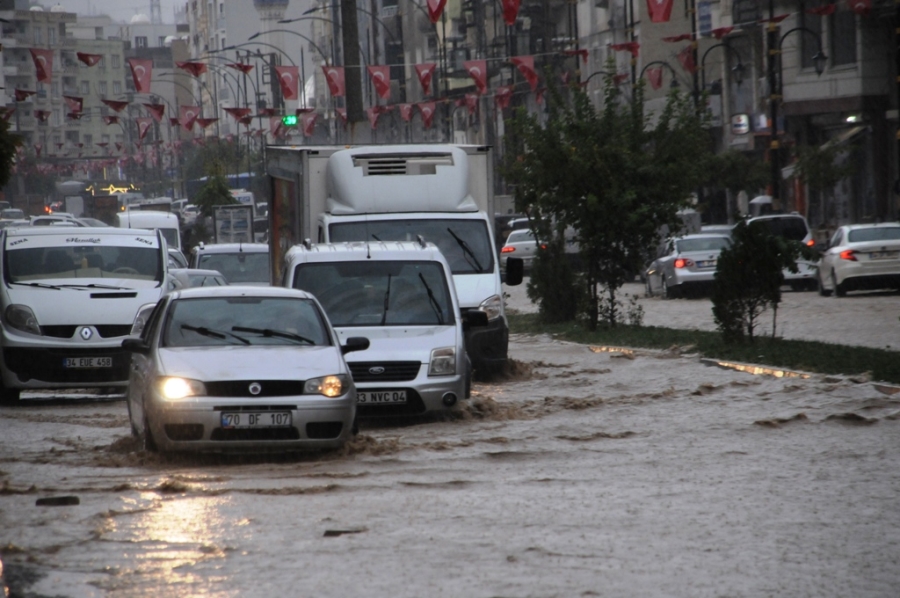 Sağanak Yağış Cizre’de Hayatı Olumsuz Etkiledi