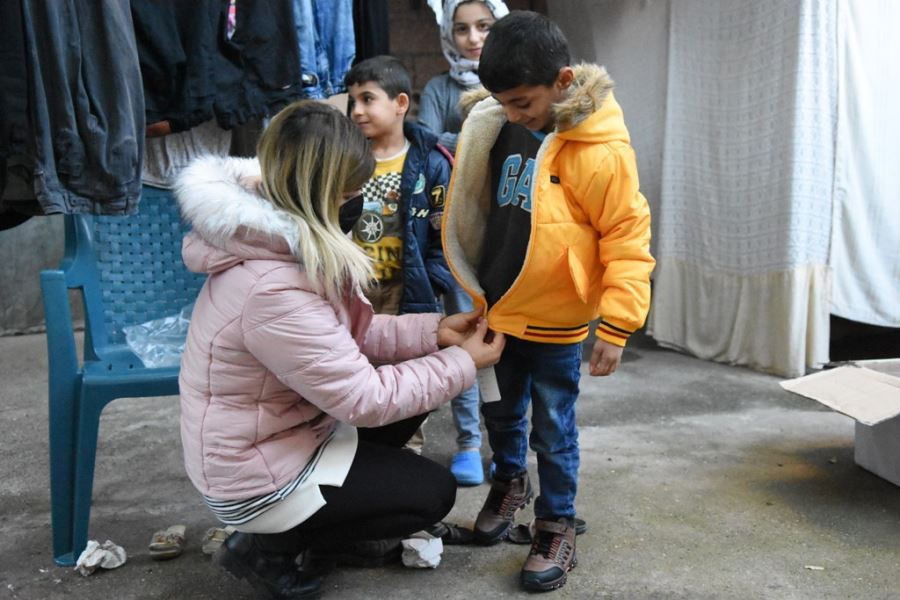 Suriyeli çocuklara mont ve bot yardımı