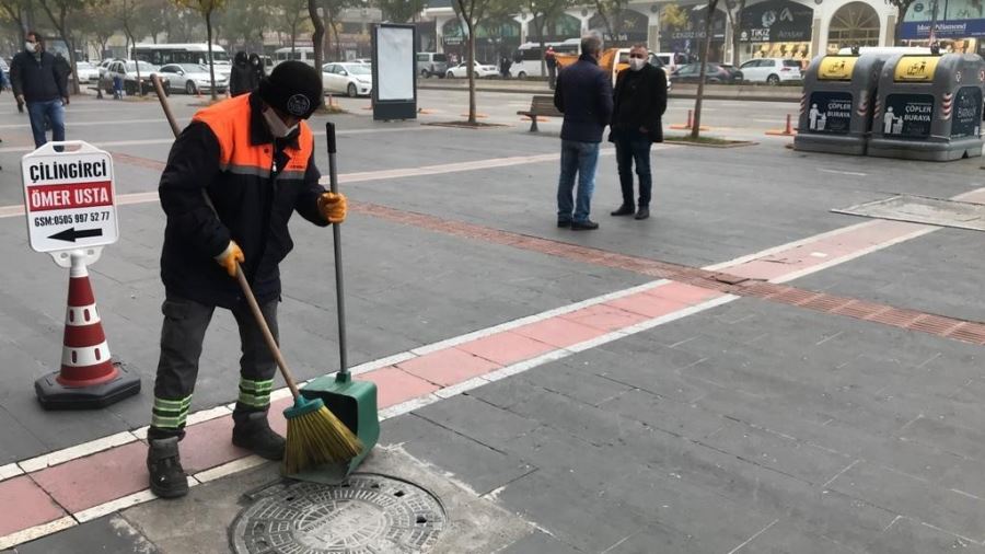 Temizlik personelinden alkışlanacak hareket: Yerde bulduğu 5 bin lirayı sahibine teslim etti