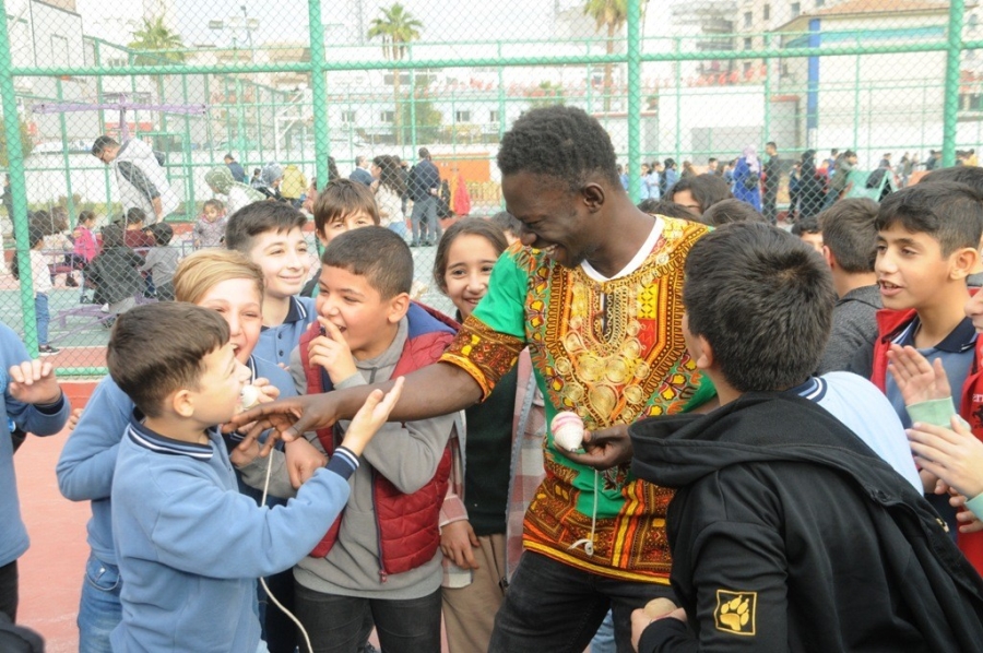 Senegalli Mustafa, Cizreli çocuklarla hem eğlendi hem de eğlendirdi 