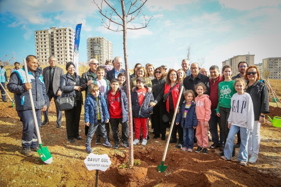 Büyükşehir, ODTÜ mezunları derneği iş birliğinde 5 bin metrekarelik alanı ağaçlandırdı  