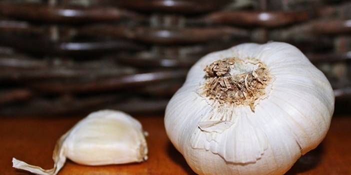 Sarımsakları bu yöntemle saklamak çok uzun süre bozulmadan taptaze kalmasını sağlıyor