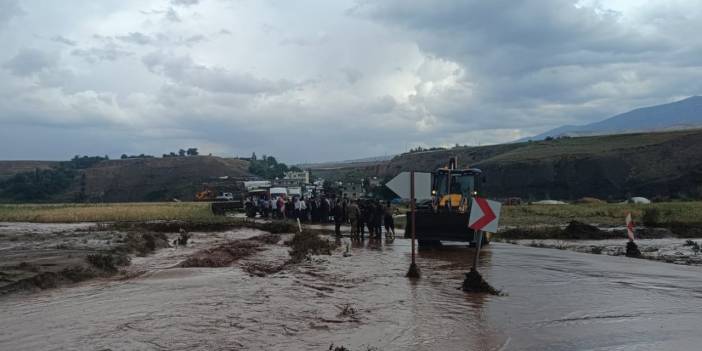 Sağanak Yağış Kumçatı-Cizre Karayolunu ulaşıma kapattı