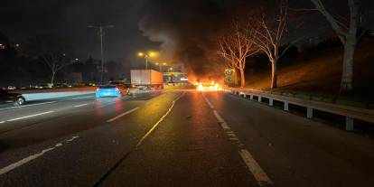 Avrupa Otoyolu'nda araç alev topuna döndü, trafik yoğunluğu oluştu