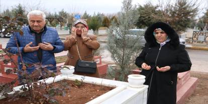 Diyarbakır'da depremde hayatını kaybedenler kabirleri başında anıldı