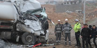 Cizre’de freni boşalan Akaryakıt Kamyonu beton elektrik direğine çarparak durabildi