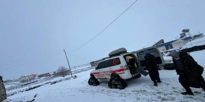 Şanlıurfa’da kardan yollar kapandı, hastalara paletli ambulans ile ulaşıldı