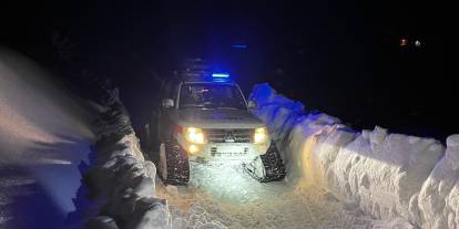 Şırnak’ta kardan yolu kapanan köydeki hastaya paletli ambulansla ulaşıldı