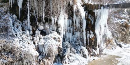 Şırnak'ta şelale ve dağlık alanlar buz kesti