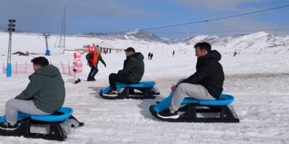 Kayak tutkunları son günlerin tadını çıkarıyor