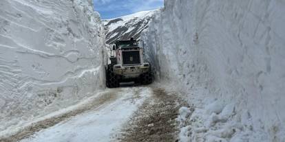 Hakkari’de 5 metreyi aşan karda yol açma çalışması