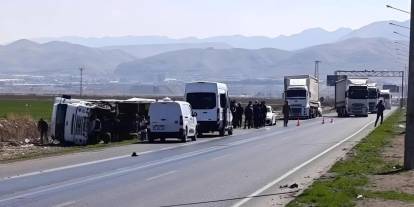 Habur Sınır Kapısı'nda Tır Kazası: Yoldan Çıkan Araç Yan Devrildi