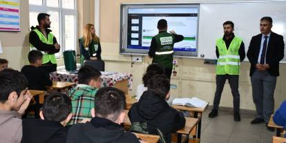 Beytüşşebap'lı öğrencilere teknoloji bağımlılığı eğitimi verilip mont dağıtıldı