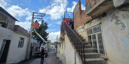Silvan'da 40 aydır karanlıkta olan ev ışık gördü