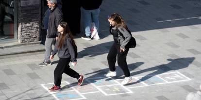 Kaldırımlardaki seksek oyununu gören genç-yaşlı onlarca vatandaş kendini tutamadı