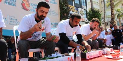 Acı biber yarışında 3 dakikada 398 gram acı biber yedi