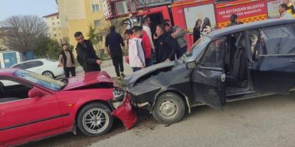 Van'da iki otomobil kafa kafaya çarpıştı: 1 yaralı