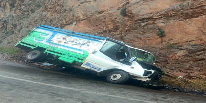 Şırnak-Hakkari yolunda kamyonet kayalığa çarptı: 1 ölü, 1 yaralı