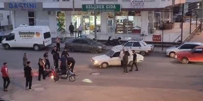 Kaza anı kamerada: Yaralı sürücüyü kaldırıp kenara götürdüler