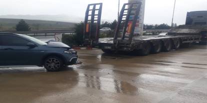 Otomobil park halindeki çekiciye çarptı: 2 yaralı