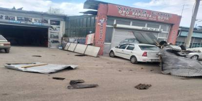 Kars’ta şiddetli rüzgar iş yerlerinin çatısını uçurdu