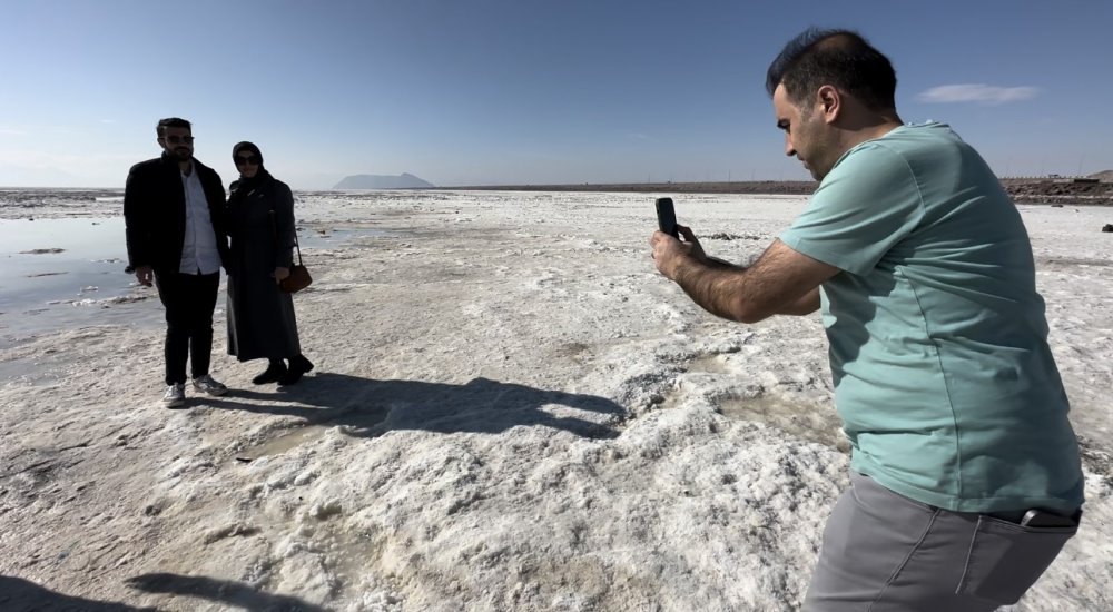 Yüksekovalı gençler kurumaya yüz tutan Urmiye Gölü’nde yürüdüler