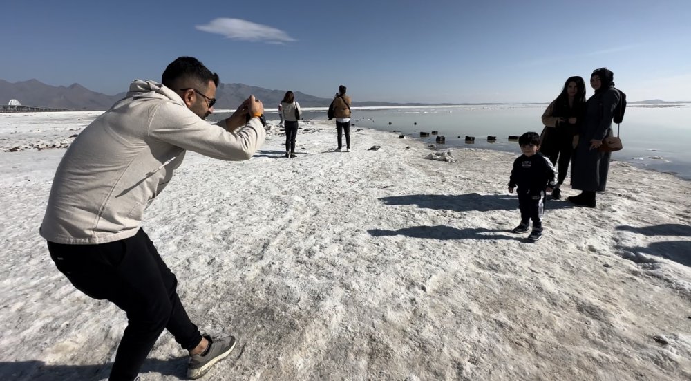 Yüksekovalı gençler kurumaya yüz tutan Urmiye Gölü’nde yürüdüler