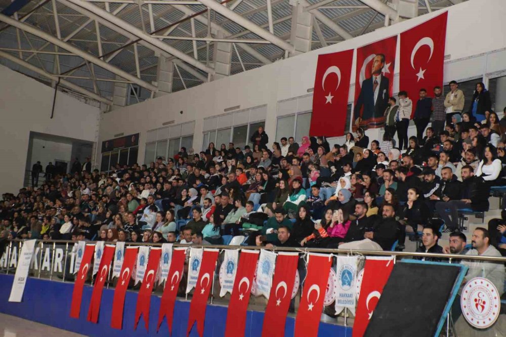 Hakkari Belediyesi Sanat Topluluğundan muhteşem gösteri! Onlarca kişi ilgiyle izledi