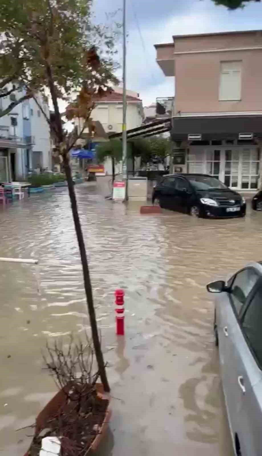 İzmir'in Çeşme ilçesi felaketi yaşadı. Vatandaşlar ve turistler hala şokta