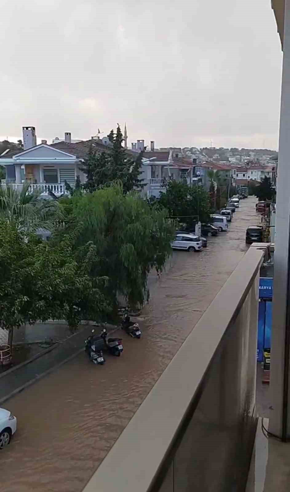 İzmir'in Çeşme ilçesi felaketi yaşadı. Vatandaşlar ve turistler hala şokta