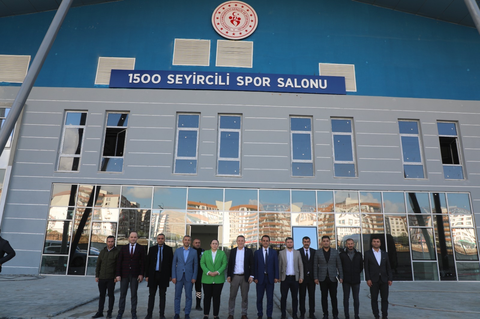 kaymakam-demir-kapali-spor-salonunda-incelemelerde-bulundu-4.jpg